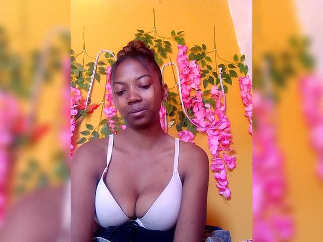 Sahsahsexy live cam on BongaCams