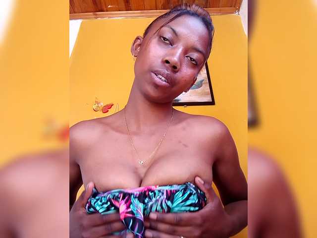 Sahsahsexy live cam on BongaCams