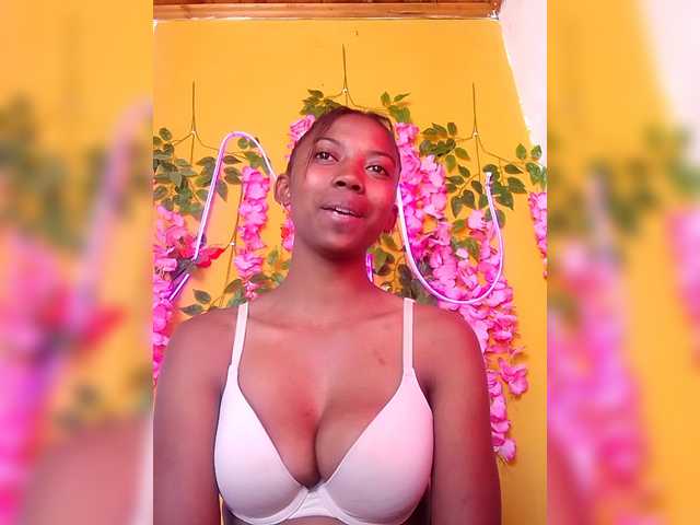 Sahsahsexy live cam on BongaCams
