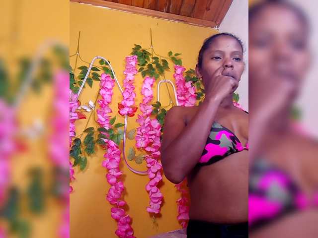 Sahsahsexy live cam on BongaCams