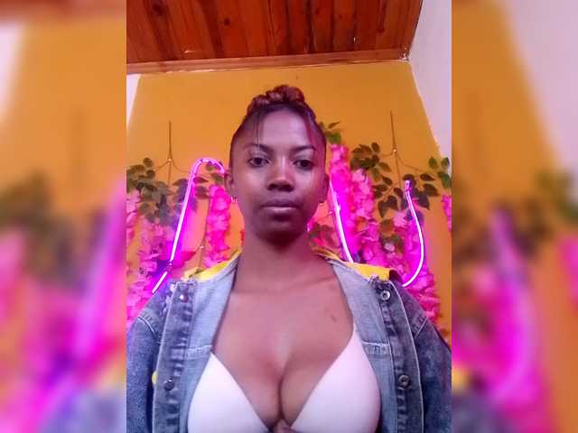 Sahsahsexy live cam on BongaCams