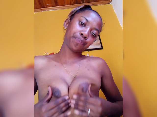 Sahsahsexy live cam on BongaCams