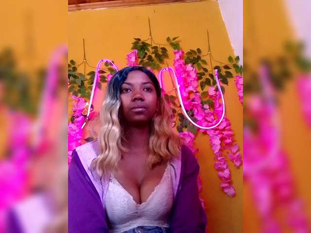 Sahsahsexy live cam on BongaCams