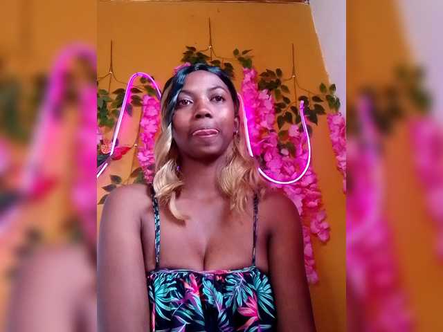 Sahsahsexy live cam on BongaCams