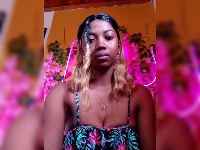 Sahsahsexy live cam on BongaCams