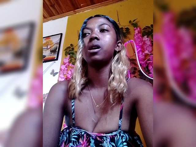 Sahsahsexy live cam on BongaCams