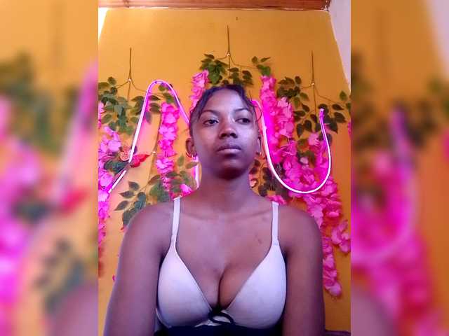 Sahsahsexy live cam on BongaCams