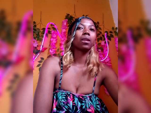 Sahsahsexy live cam on BongaCams
