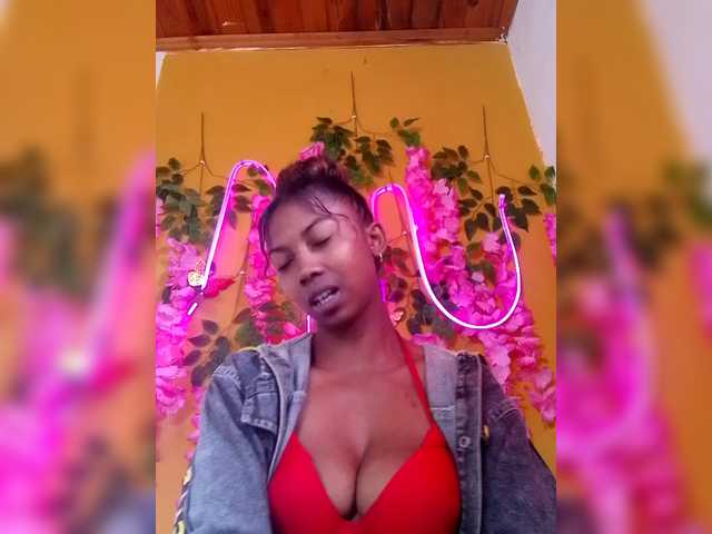 Sahsahsexy live cam on BongaCams