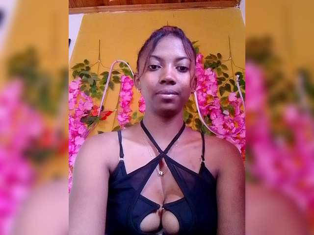 Sahsahsexy live cam on BongaCams