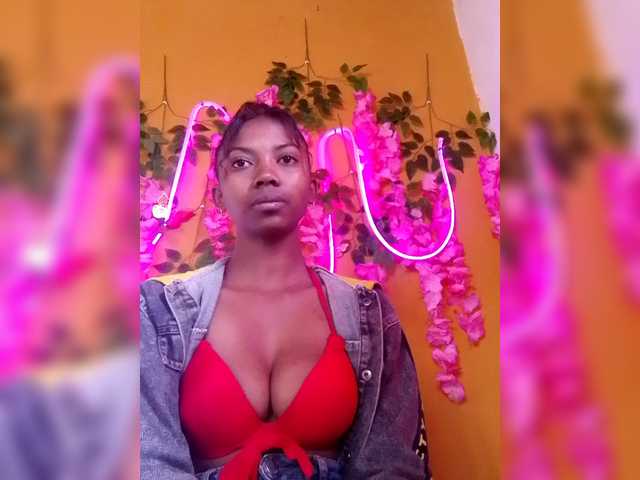 Sahsahsexy live cam on BongaCams