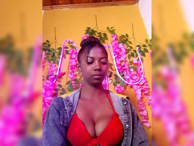 Sahsahsexy live cam on BongaCams