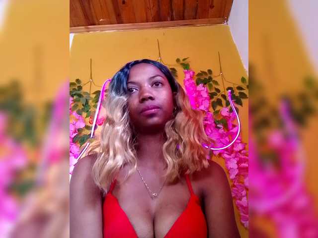 Sahsahsexy live cam on BongaCams