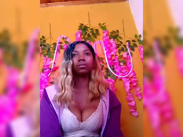 Sahsahsexy live cam on BongaCams