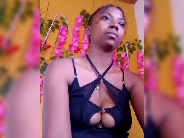 Sahsahsexy live cam on BongaCams