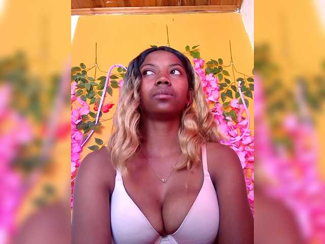 Sahsahsexy live cam on BongaCams
