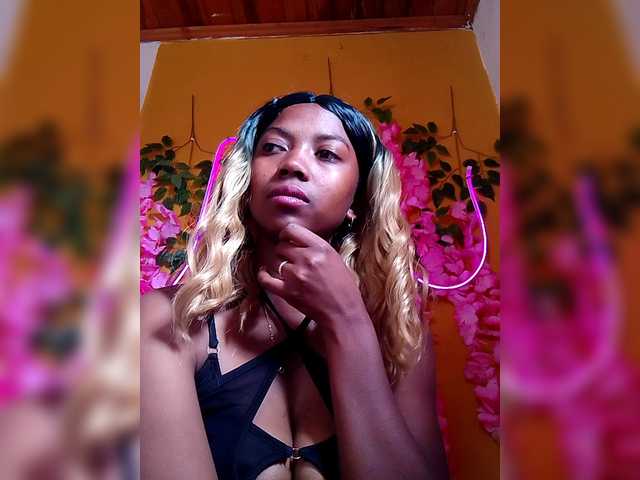 Sahsahsexy live cam on BongaCams