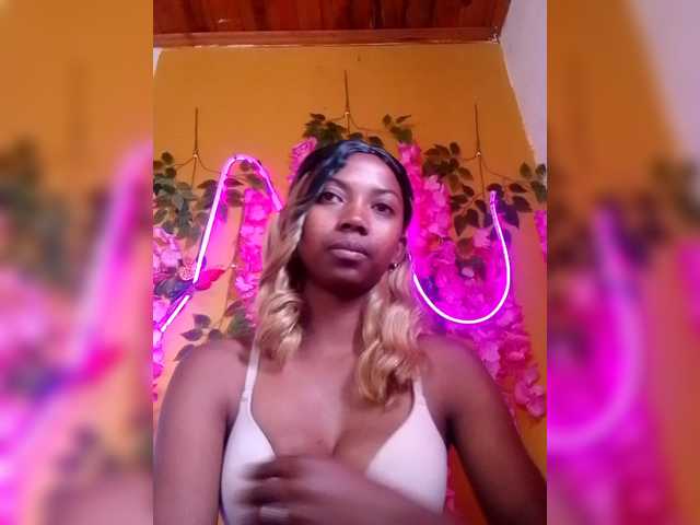 Sahsahsexy live cam on BongaCams
