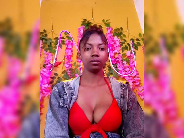 Sahsahsexy live cam on BongaCams