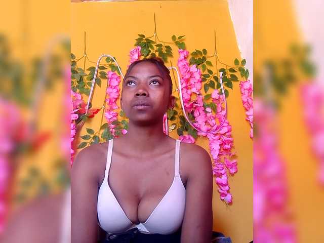 Sahsahsexy live cam on BongaCams