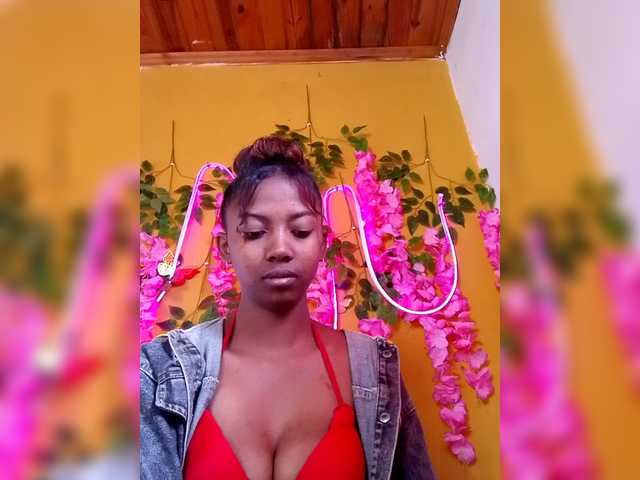 Sahsahsexy live cam on BongaCams