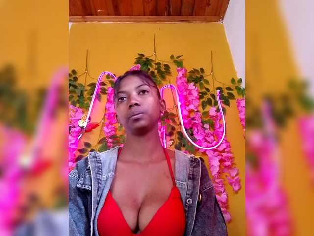 Sahsahsexy live cam on BongaCams
