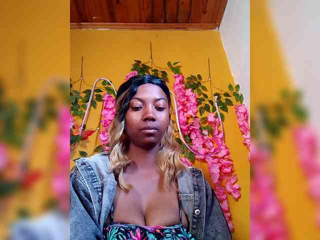 Sahsahsexy Live Webcam on BongaCams