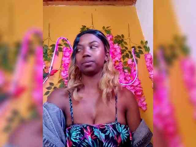 Sahsahsexy Live Webcam on BongaCams