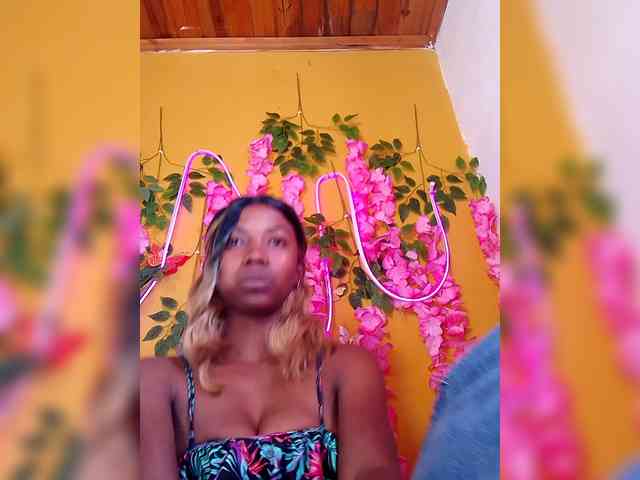 Sahsahsexy Live Webcam on BongaCams