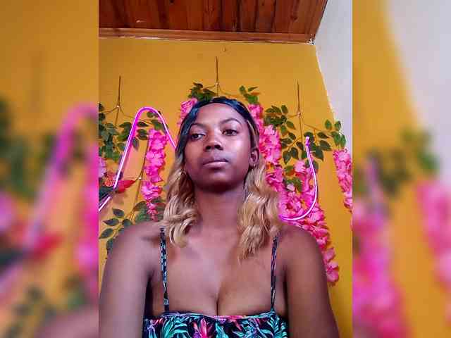 Sahsahsexy Live Webcam on BongaCams