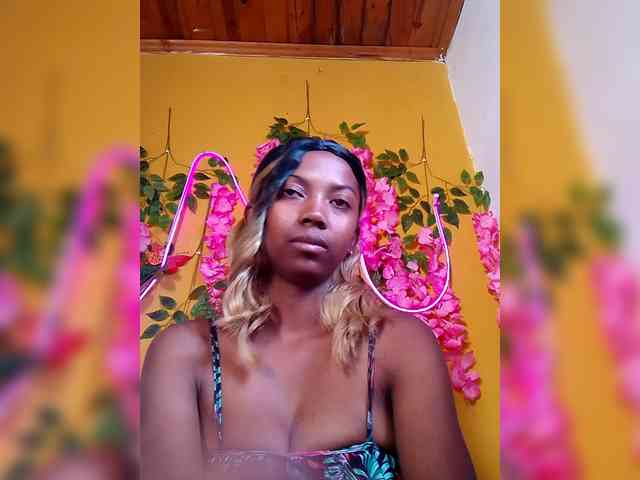 Sahsahsexy Live Webcam on BongaCams