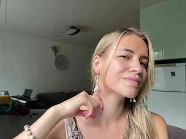 JenevaOcana webcam