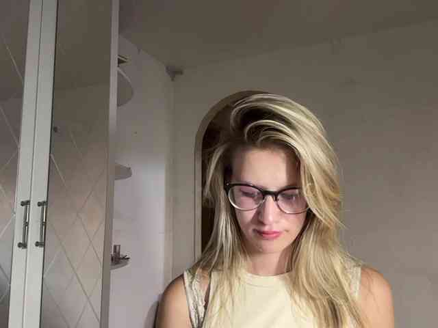 JenevaOcana webcam