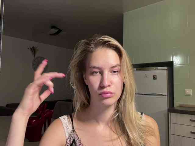 JenevaOcana webcam