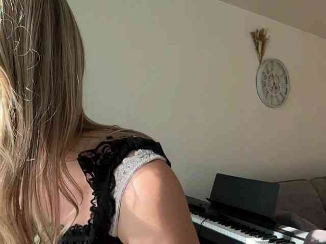 JenevaOcana webcam