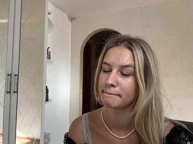 JenevaOcana webcam