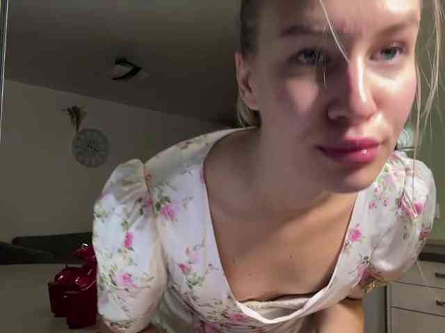 JenevaOcana webcam