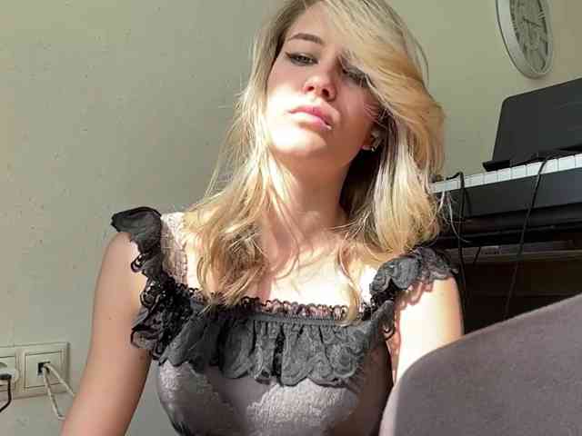 JenevaOcana webcam