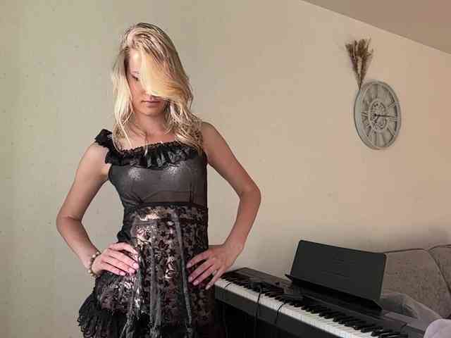 JenevaOcana webcam