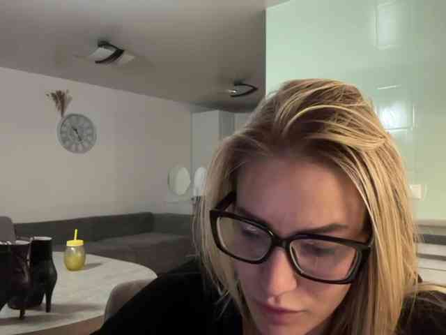JenevaOcana webcam