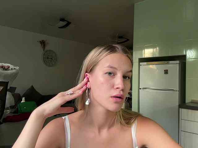 JenevaOcana webcam