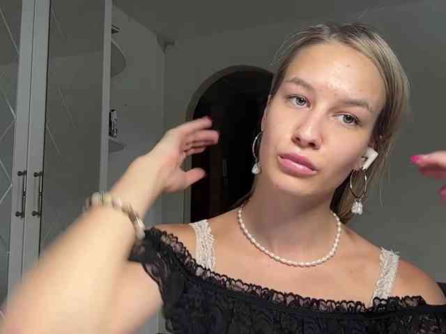 JenevaOcana webcam