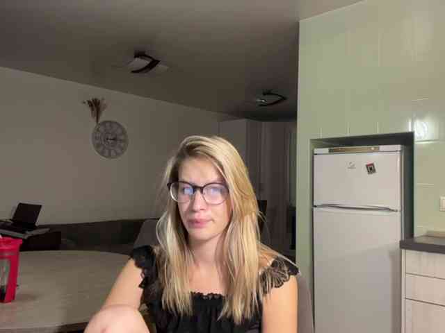 JenevaOcana webcam
