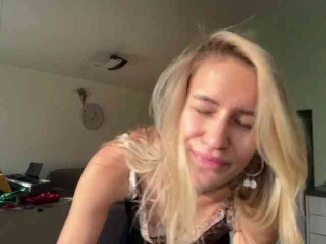 JenevaOcana webcam