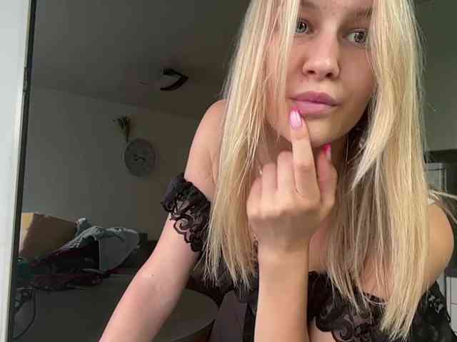 JenevaOcana webcam