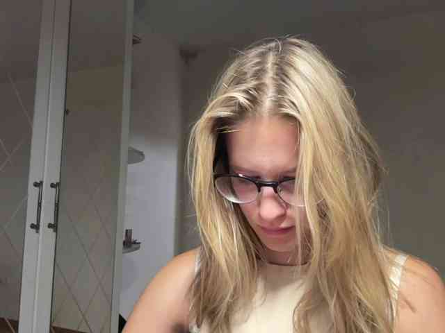 JenevaOcana webcam