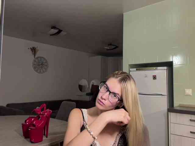 JenevaOcana webcam