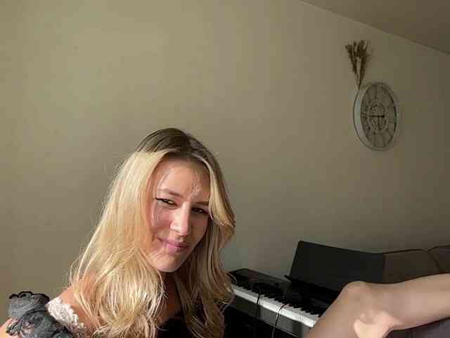 JenevaOcana webcam
