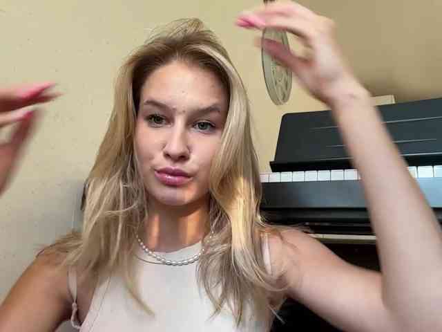 JenevaOcana webcam
