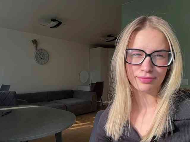 JenevaOcana webcam